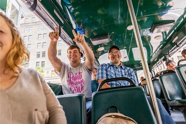 Farm Credit Mid-America College Scholars on bus tour during visit to Washington D.C.